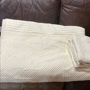 King size Bedspread and 3 matching shams